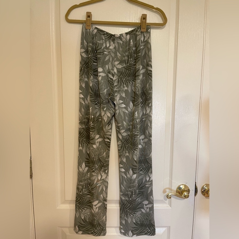 Easy Wear by Chico’s green palm plant print pants​​​​​​​​​​